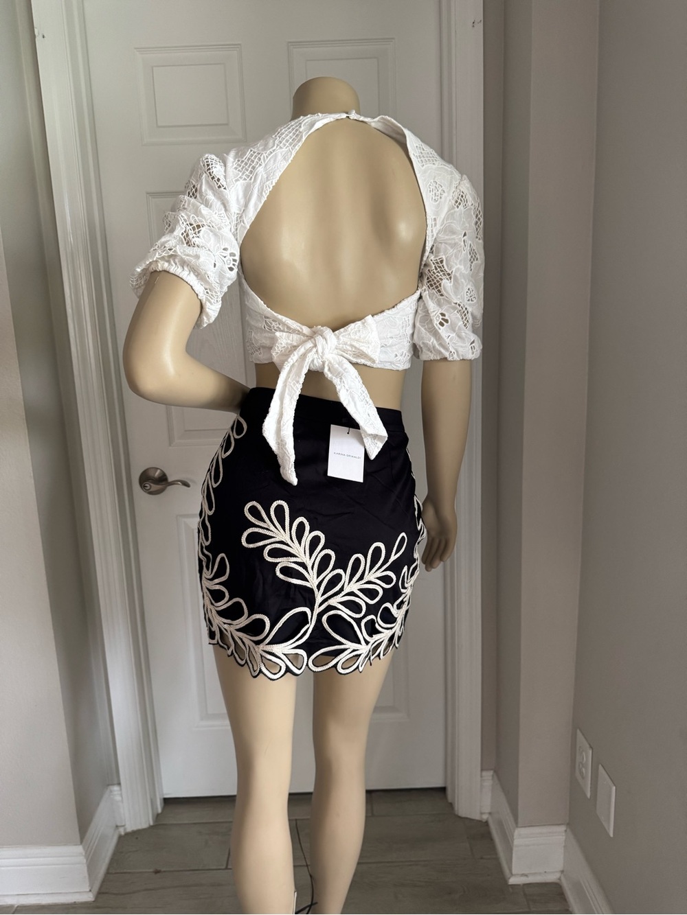 Karina Grimaldi Odile
Embroidered cut out Skirt black size M and Crop Top Size M - Picture 3 of 7